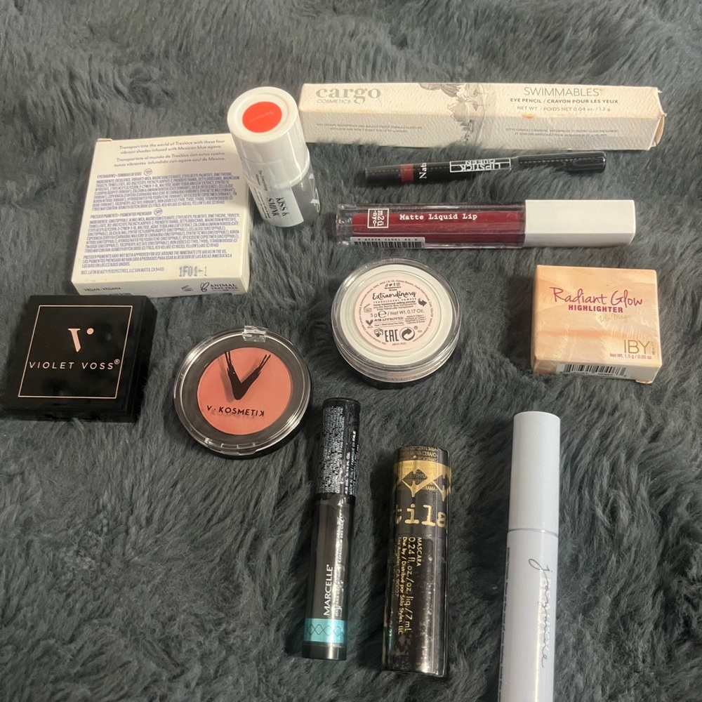 Bundle of makeup - Picture 4 of 4